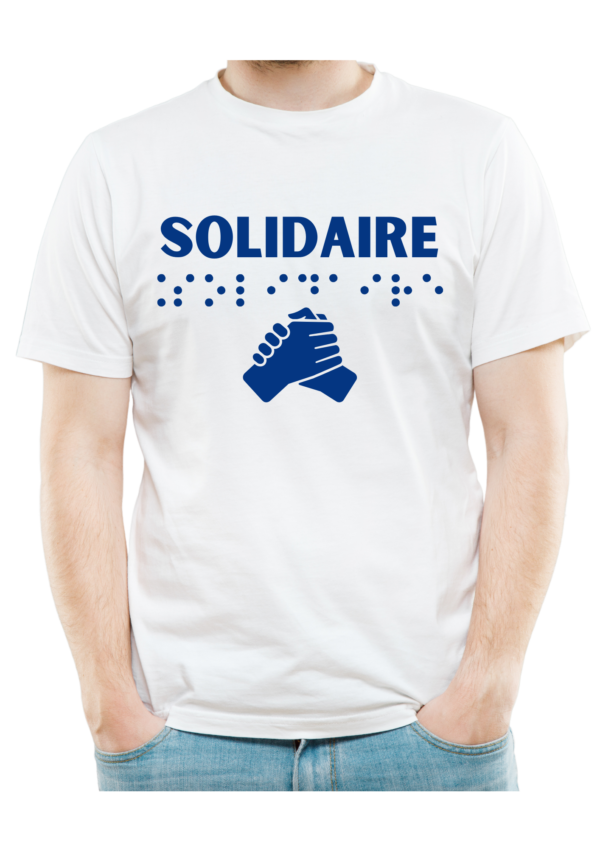 un mannequin homme portant un t-shirt avec inscription " solidaire "en braille en relief. T-shirt inclusif, design accessible, mode tactile pour non-voyants et malvoyants.