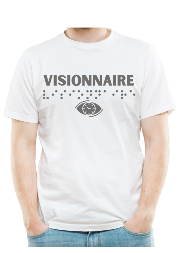 Mannequin homme portant un t-shirt avec inscription " visionnaire"en braille en relief. T-shirt inclusif, design accessible, mode tactile pour non-voyants et malvoyants.