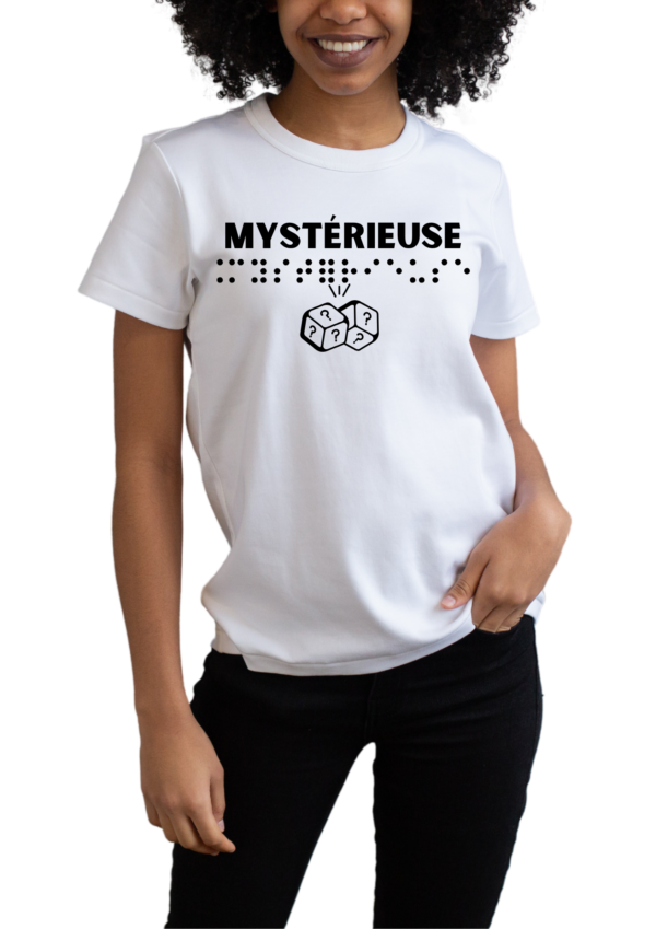 un mannequin femme portant un t-shirt avec inscription " mystérieuse "en braille en relief. T-shirt inclusif, design accessible, mode tactile pour non-voyants et malvoyants.