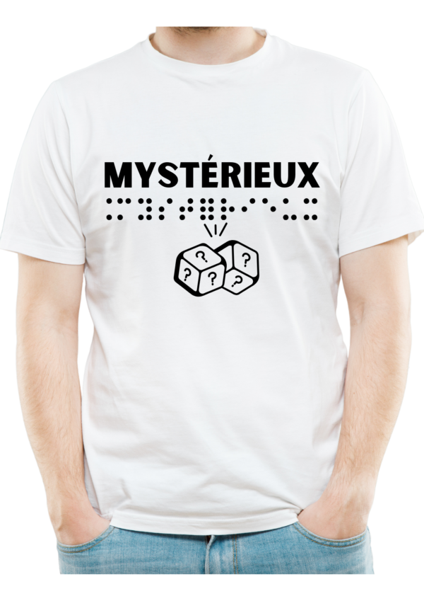 un mannequin homme portant un t-shirt avec inscription " mystérieux "en braille en relief. T-shirt inclusif, design accessible, mode tactile pour non-voyants et malvoyants.