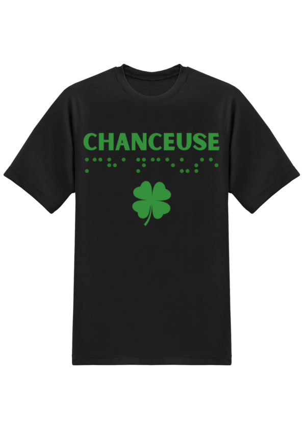 un t-shirt avec inscription " chanceuse "en braille en relief. T-shirt inclusif, design accessible, mode tactile pour non-voyants et malvoyants.