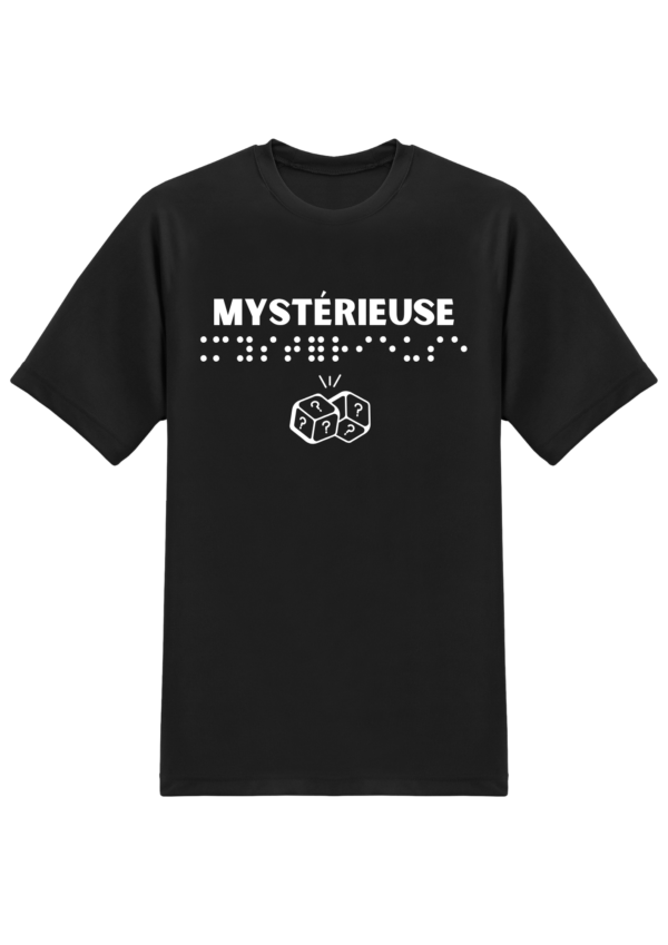 un t-shirt avec inscription " mystérieuse "en braille en relief. T-shirt inclusif, design accessible, mode tactile pour non-voyants et malvoyants.