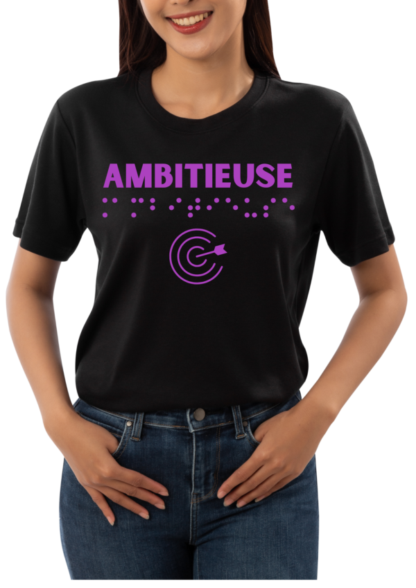 un mannequin femme portant un t-shirt avec inscription " ambitieuse "en braille en relief. T-shirt inclusif, design accessible, mode tactile pour non-voyants et malvoyants.