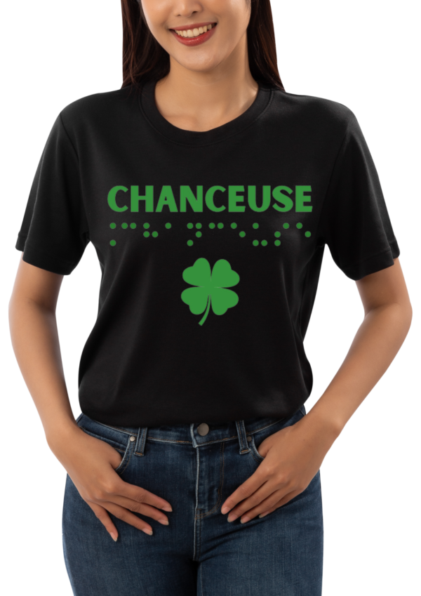 un mannequin femme portant un t-shirt avec inscription " chanceuse "en braille en relief. T-shirt inclusif, design accessible, mode tactile pour non-voyants et malvoyants.