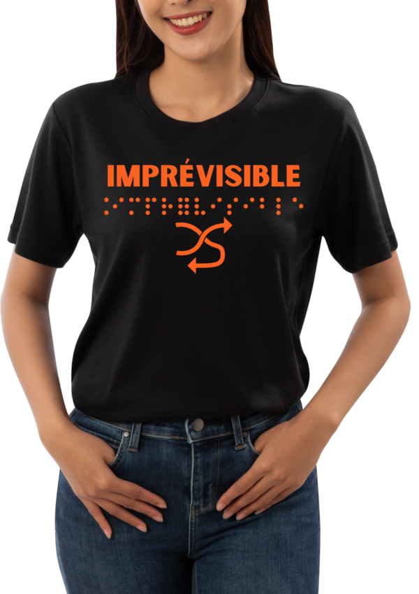 un mannequin femme portant un t-shirt avec inscription " imprévisible "en braille en relief. T-shirt inclusif, design accessible, mode tactile pour non-voyants et malvoyants.