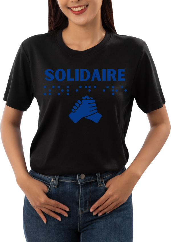 un mannequin femme portant un t-shirt avec inscription " solidaire "en braille en relief. T-shirt inclusif, design accessible, mode tactile pour non-voyants et malvoyants.