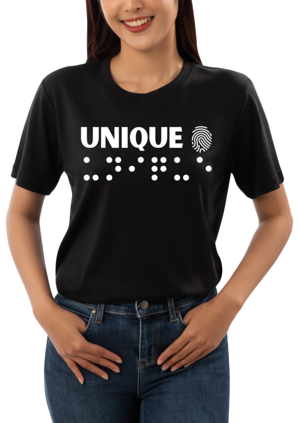 un mannequin femme portant un t-shirt noir avec inscription " unique "en braille en relief. T-shirt inclusif, design accessible, mode tactile pour non-voyants et malvoyants.