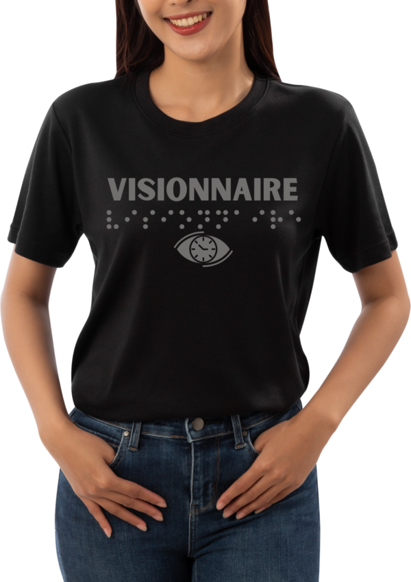 Mannequin femme portant un t-shirt avec inscription " visionnaire"en braille en relief. T-shirt inclusif, design accessible, mode tactile pour non-voyants et malvoyants.