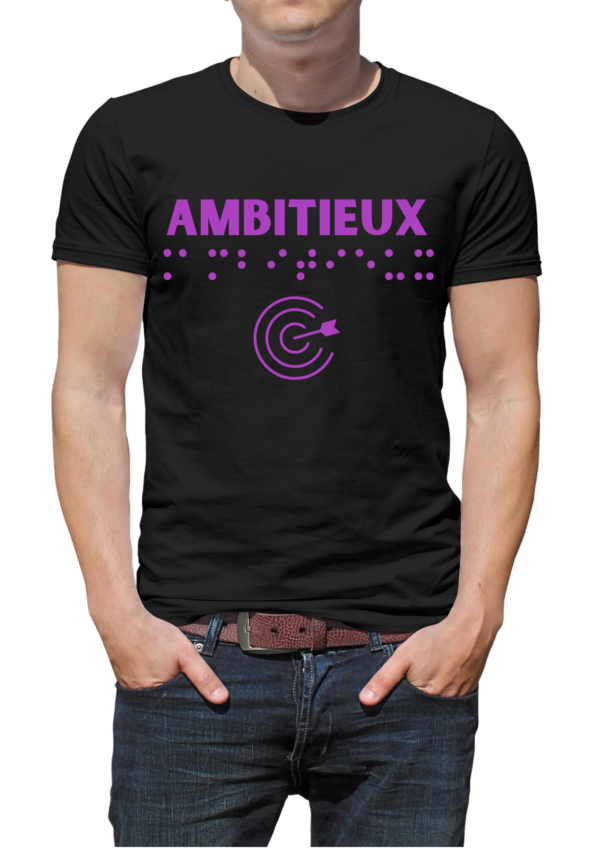 un mannequin homme portant un t-shirt avec inscription " ambitieux "en braille en relief. T-shirt inclusif, design accessible, mode tactile pour non-voyants et malvoyants.