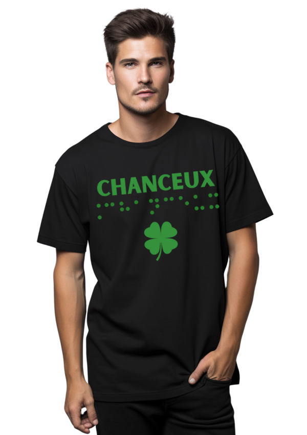 un mannequin homme portant un t-shirt avec inscription " chanceux "en braille en relief. T-shirt inclusif, design accessible, mode tactile pour non-voyants et malvoyants.