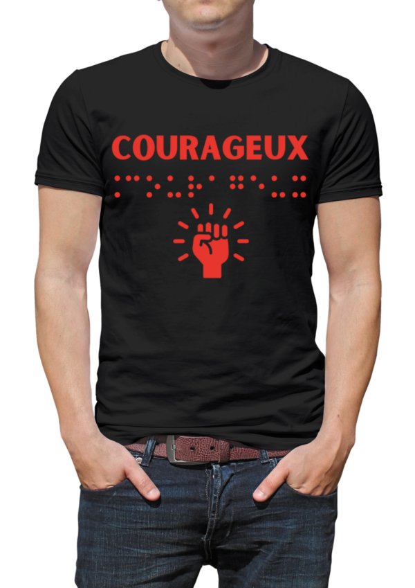 un mannequin homme portant un t-shirt avec inscription " courageux "en braille en relief. T-shirt inclusif, design accessible, mode tactile pour non-voyants et malvoyants.