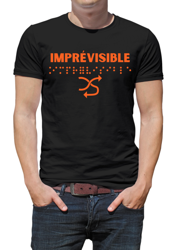 un mannequin homme portant un t-shirt avec inscription " imprévisible "en braille en relief. T-shirt inclusif, design accessible, mode tactile pour non-voyants et malvoyants.