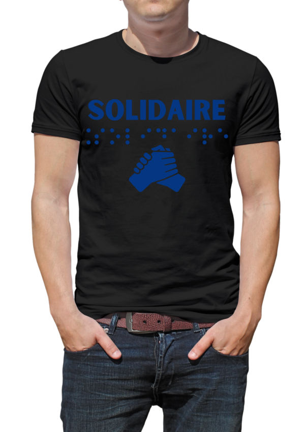 un mannequin homme portant un t-shirt avec inscription " solidaire "en braille en relief. T-shirt inclusif, design accessible, mode tactile pour non-voyants et malvoyants.