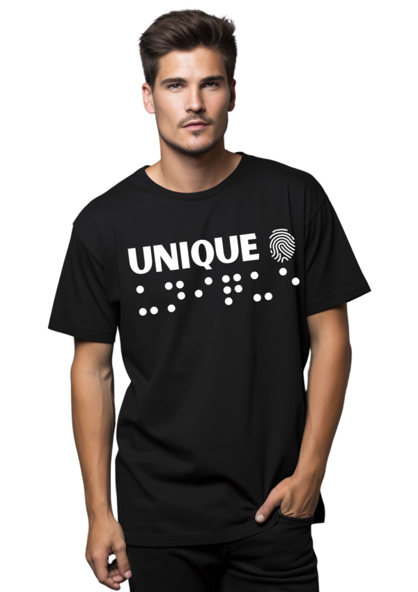 un mannequin homme portant un t-shirt noir avec inscription " unique "en braille en relief. T-shirt inclusif, design accessible, mode tactile pour non-voyants et malvoyants.