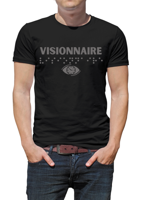 Mannequin homme portant un t-shirt avec inscription " visionnaire"en braille en relief. T-shirt inclusif, design accessible, mode tactile pour non-voyants et malvoyants.