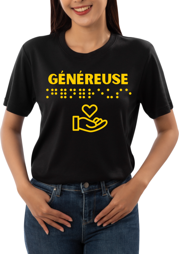 un mannequin femme portant un t-shirt avec inscription " généreuse "en braille en relief. T-shirt inclusif, design accessible, mode tactile pour non-voyants et malvoyants.