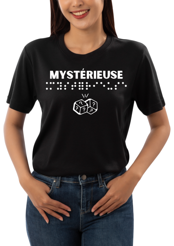 un mannequin femme portant un t-shirt avec inscription " mystérieuse "en braille en relief. T-shirt inclusif, design accessible, mode tactile pour non-voyants et malvoyants.