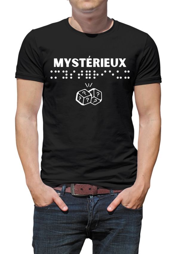 un mannequin homme portant un t-shirt avec inscription " mystérieux "en braille en relief. T-shirt inclusif, design accessible, mode tactile pour non-voyants et malvoyants.