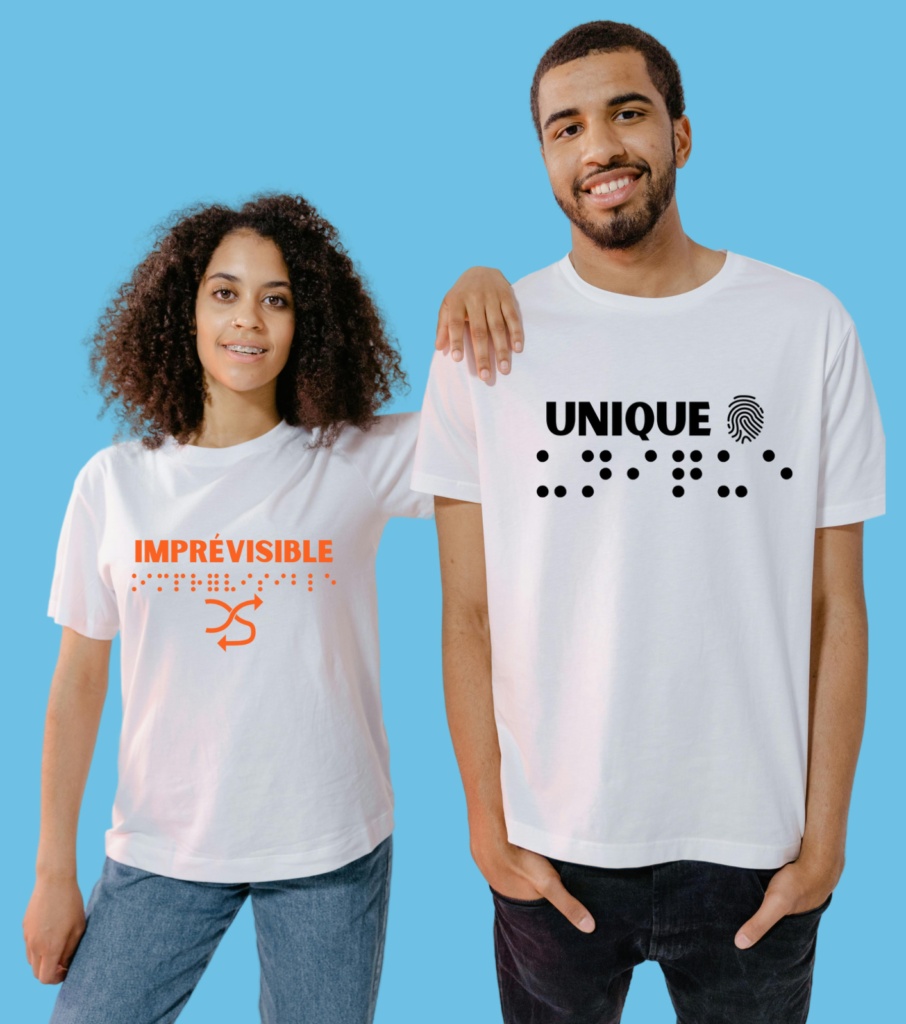 un couple portant des t shirts avec inscription en braille. l'un écrit unique et l'autre écrit imprévisible.