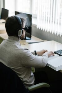 une personne aveugle travaillant devant un ordinateur.