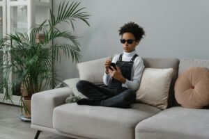 une personne aveugle utilisant son téléphone